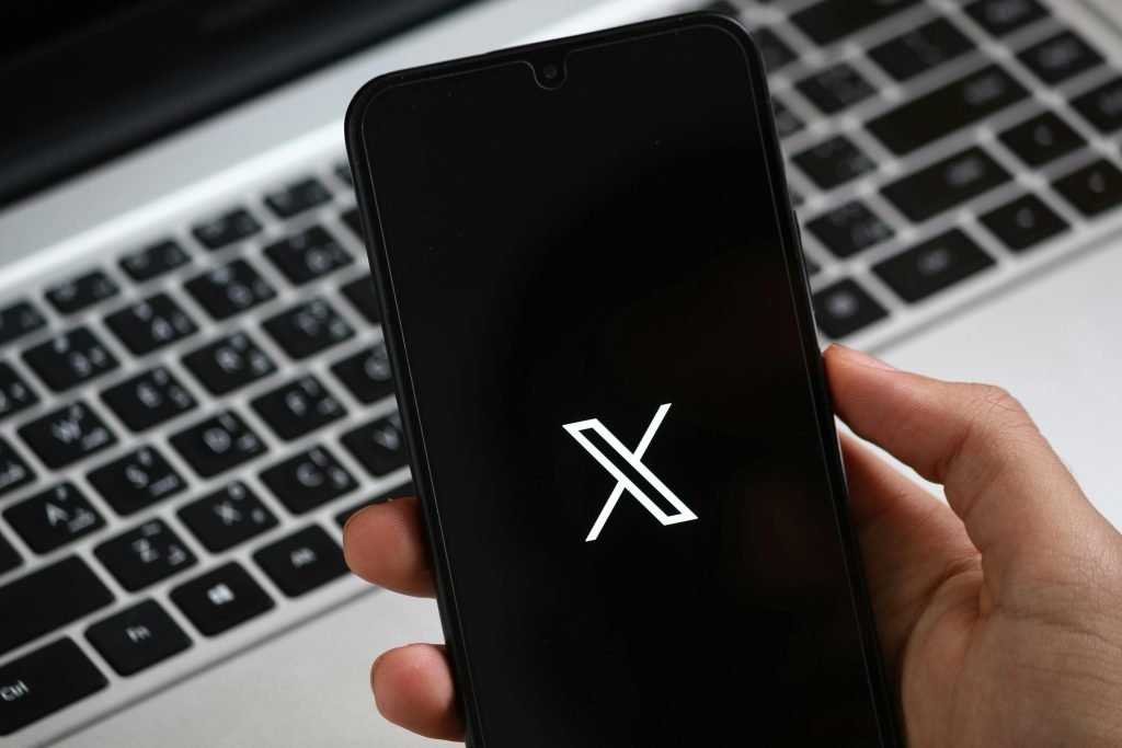 وراء الكواليس: لماذا استقالت ليندا ياكارينو من قيادة منصة X وماذا يعني ذلك؟